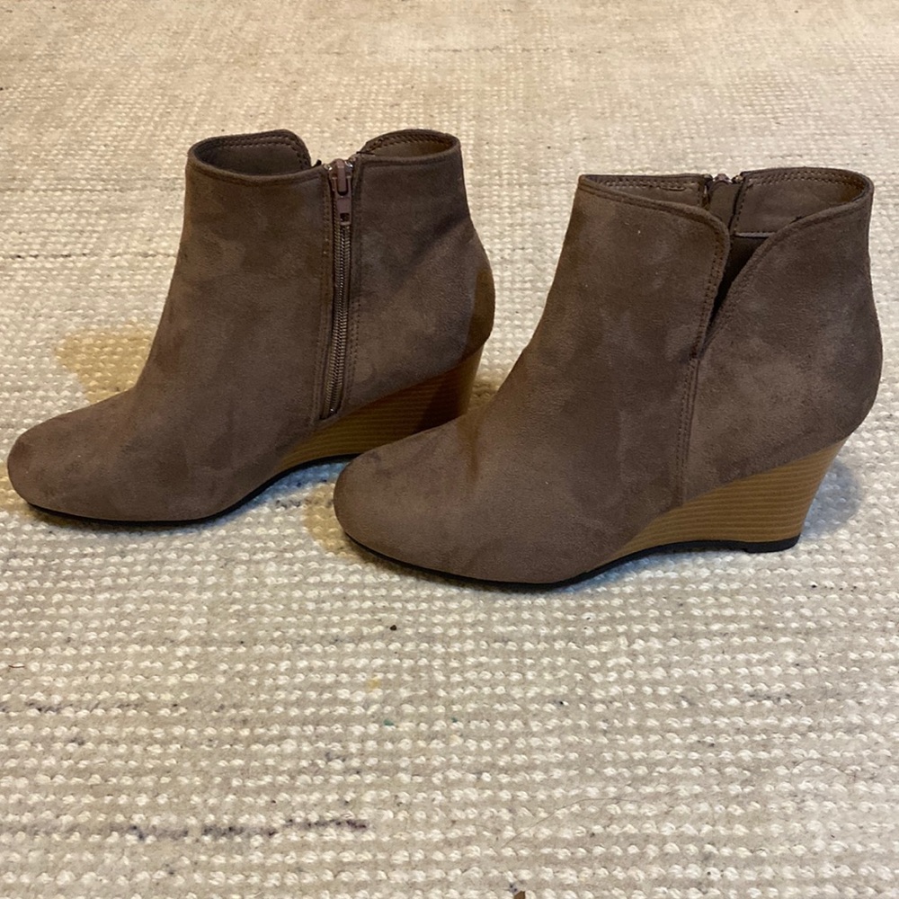 Jolimall Faux Suede Ankle Boots - never worn! Size 8